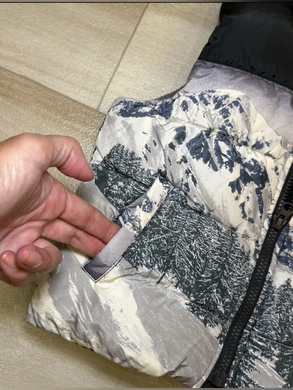 Baby Gap Toddler Puffer Vest Sz 3Yrs Mountain Scape Design Logo Button Pockets